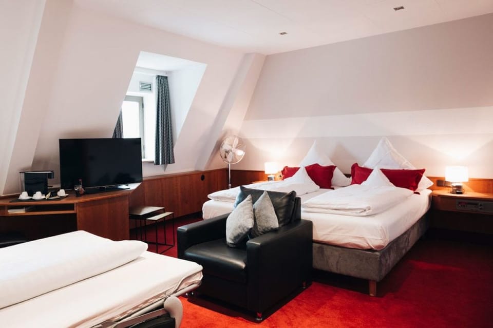 Triple Room | Hypo-allergenic bedding, desk, laptop workspace, blackout drapes
