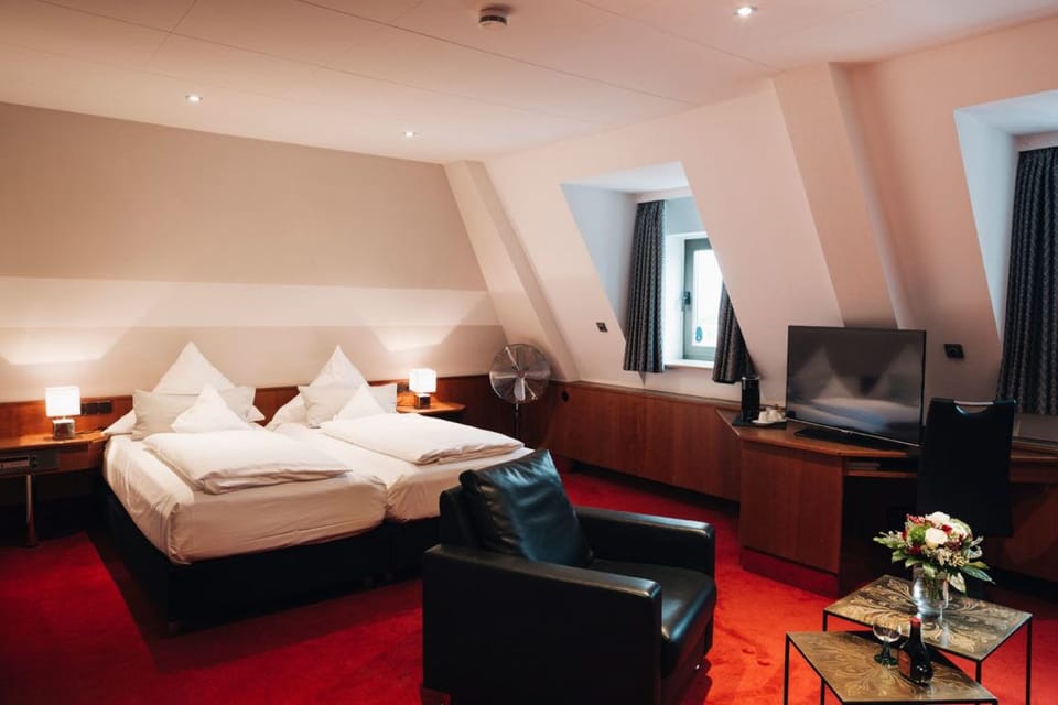 Junior Suite | Hypo-allergenic bedding, desk, laptop workspace, blackout drapes