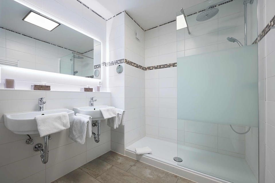 Superior Double Room, Non Smoking | Bathroom | Free toiletries, hair dryer, bathrobes, slippers