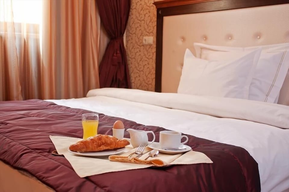 Standard Room, 1 Double Bed | 1 bedroom, minibar, in-room safe, desk