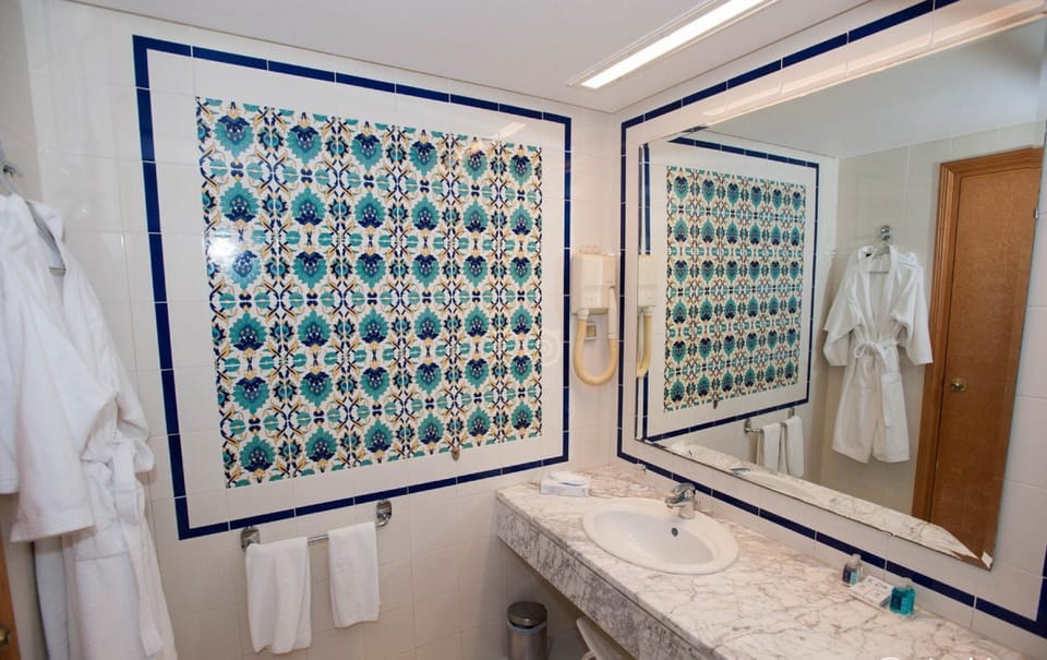 Combined shower/tub, free toiletries, hair dryer, towels
