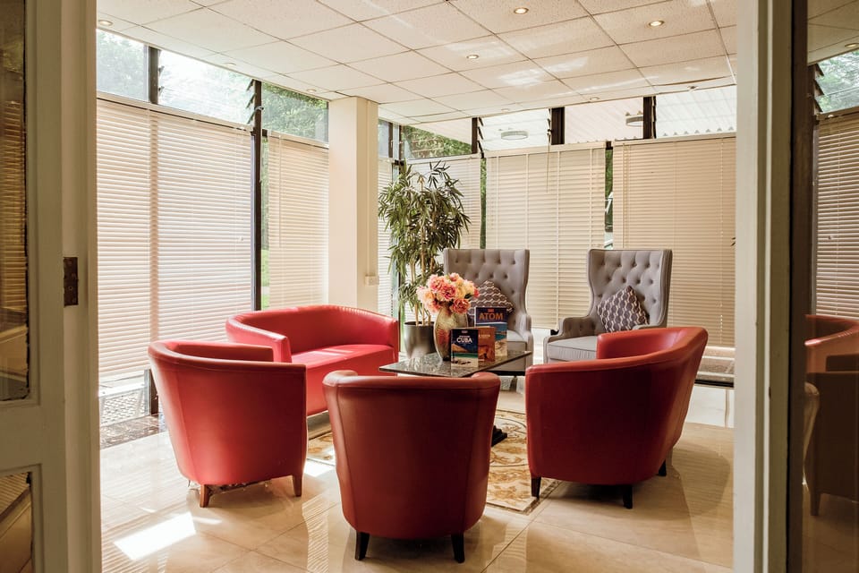 Breakfast and dinner served