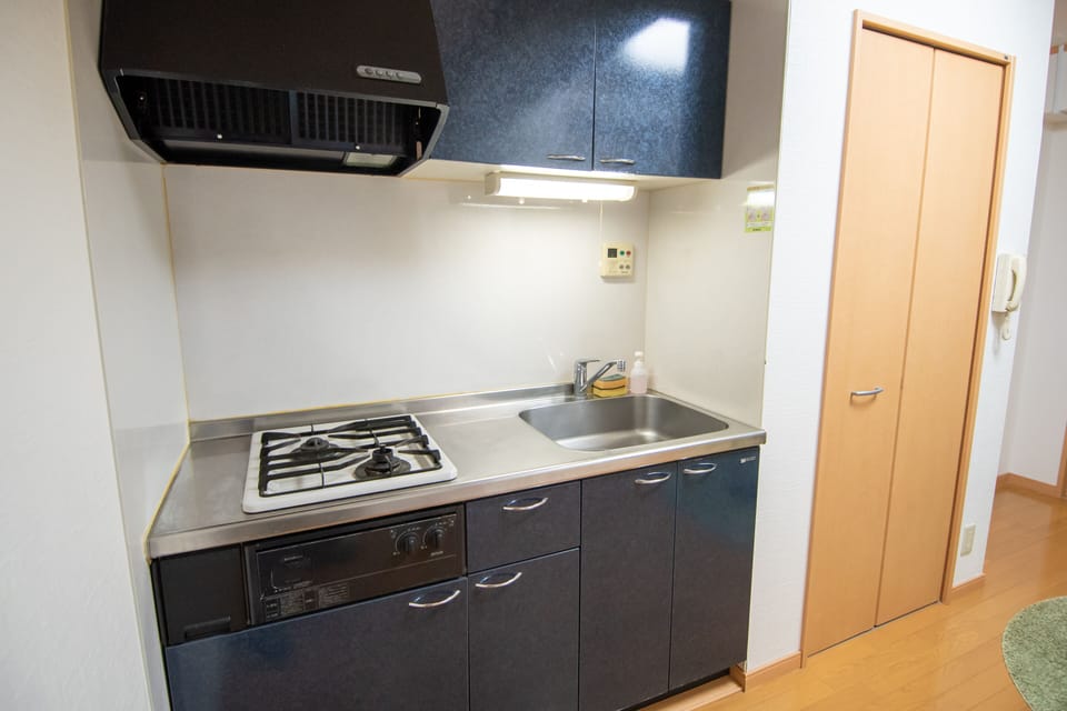 Basic Apartment (403) | Private kitchen | Fridge, microwave, stovetop, coffee/tea maker