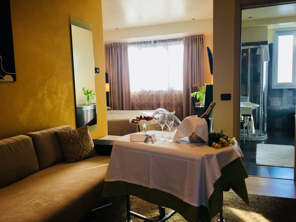 Junior Suite | Down comforters, minibar, in-room safe, desk