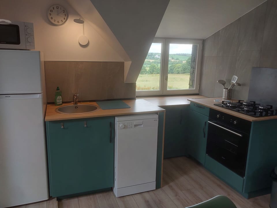 Family Cottage, Ensuite | Private kitchen | Highchair