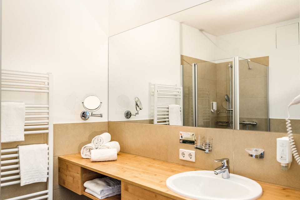 Comfort Double Room, Balcony | Bathroom | Shower, hair dryer, towels