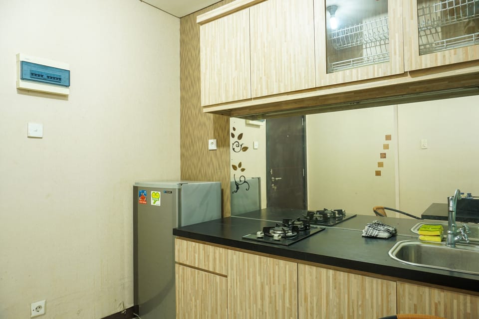 Room | Private kitchenette | Fridge, stovetop, cookware/dishes/utensils