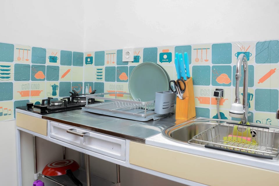 Room | Private kitchenette | Fridge, stovetop, cookware/dishes/utensils