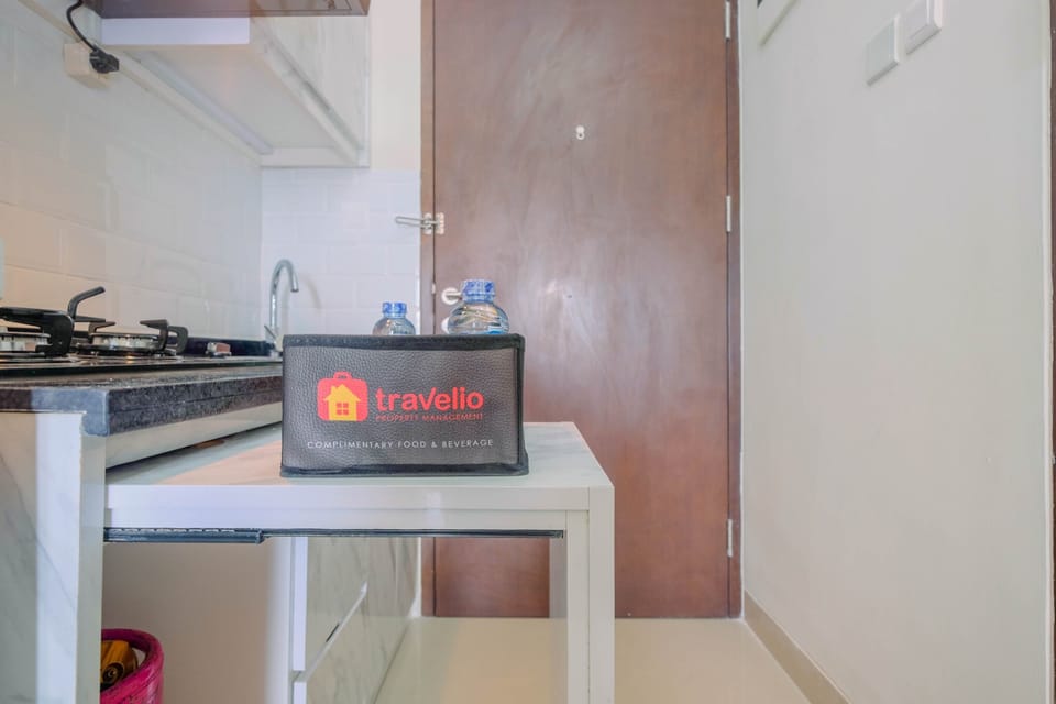 Room | Private kitchenette | Fridge, stovetop, cookware/dishes/utensils