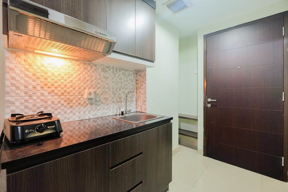 Room | Private kitchenette | Fridge, stovetop, cookware/dishes/utensils