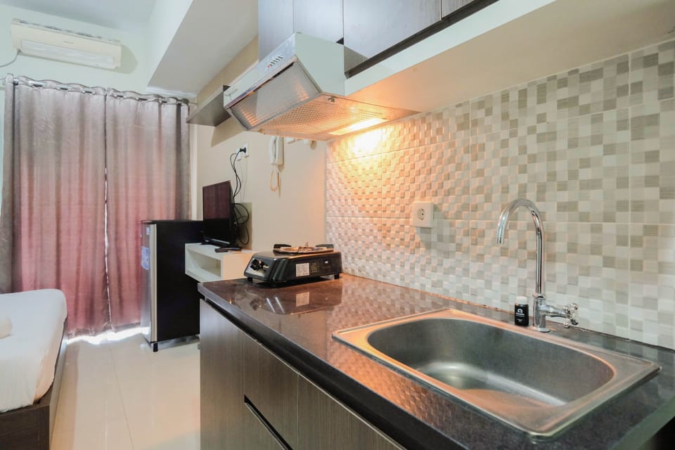 Room | Private kitchenette | Fridge, stovetop, cookware/dishes/utensils