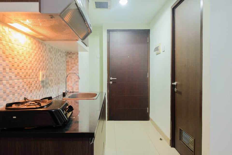 Room | Private kitchenette | Fridge, stovetop, cookware/dishes/utensils