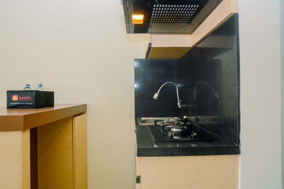 Room | Private kitchenette | Fridge, stovetop, electric kettle, cookware/dishes/utensils