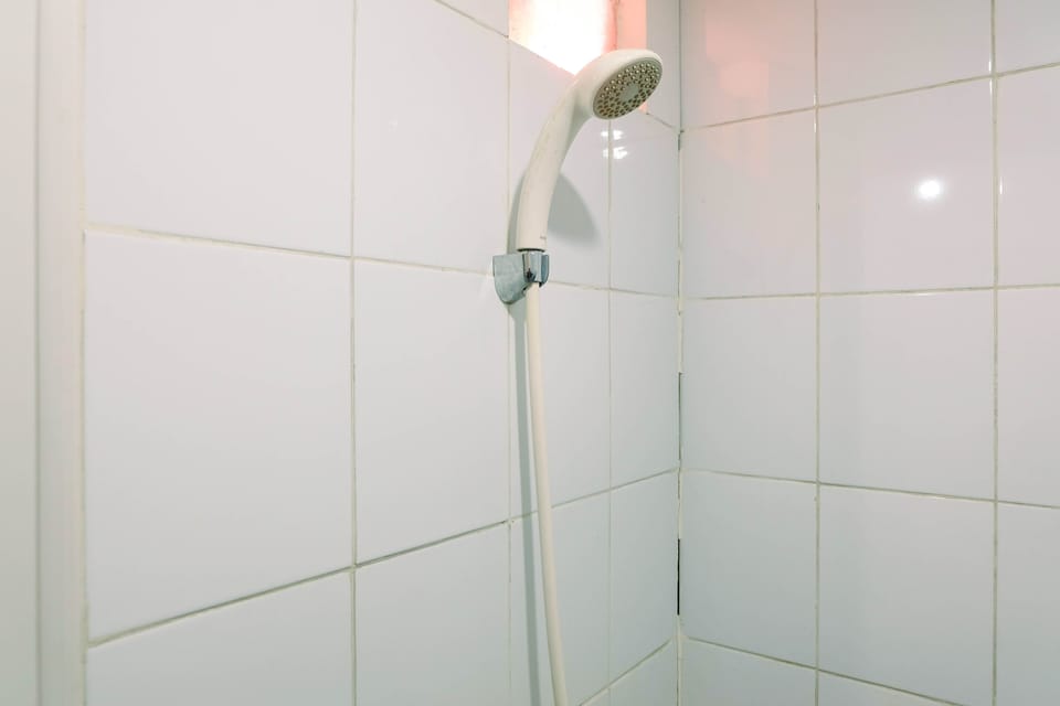 Room | Bathroom | Shower, free toiletries, towels