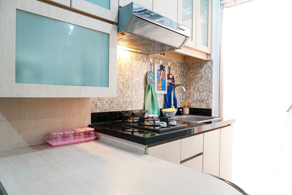 Room | Private kitchen | Fridge, stovetop, cookware/dishes/utensils