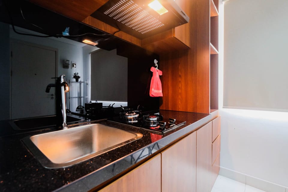 Room | Private kitchenette | Fridge, stovetop, cookware/dishes/utensils