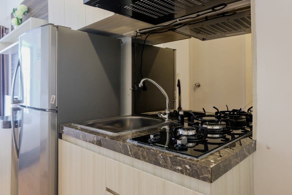 Room | Private kitchenette | Fridge, stovetop, cookware/dishes/utensils