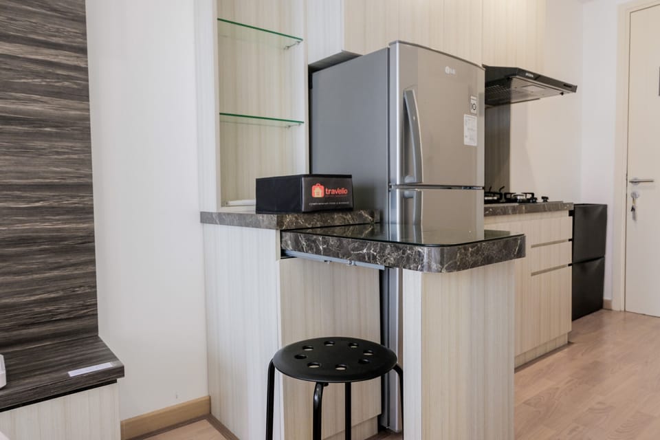 Room | Private kitchenette | Fridge, stovetop, cookware/dishes/utensils