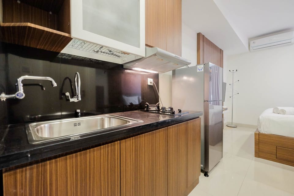 Room | Private kitchenette | Fridge, stovetop, cookware/dishes/utensils