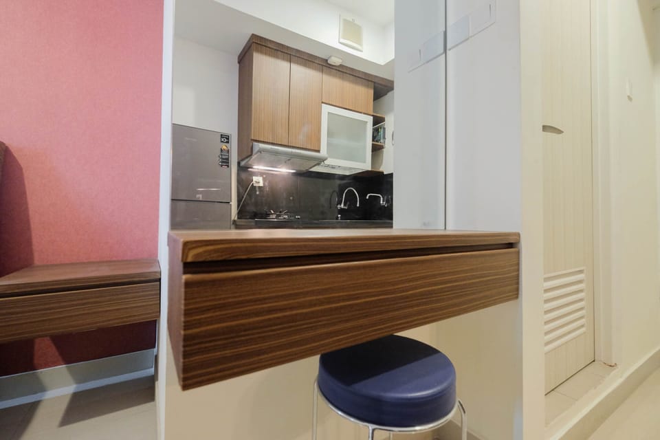 Room | Private kitchenette | Fridge, stovetop, cookware/dishes/utensils