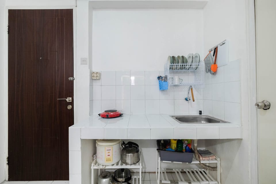 Room | Private kitchenette | Fridge, stovetop, cookware/dishes/utensils