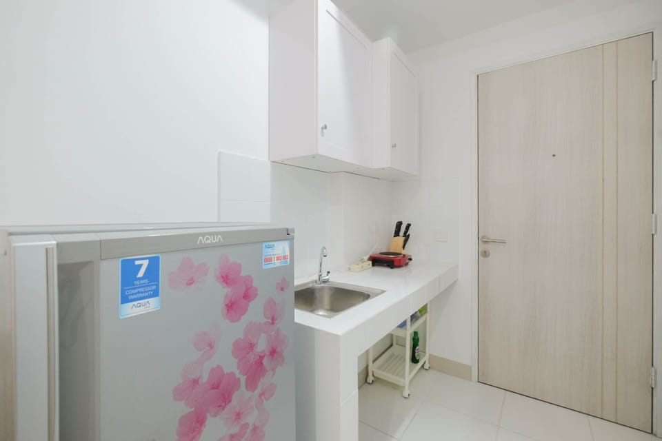 Room | Private kitchen | Fridge, stovetop, cookware/dishes/utensils