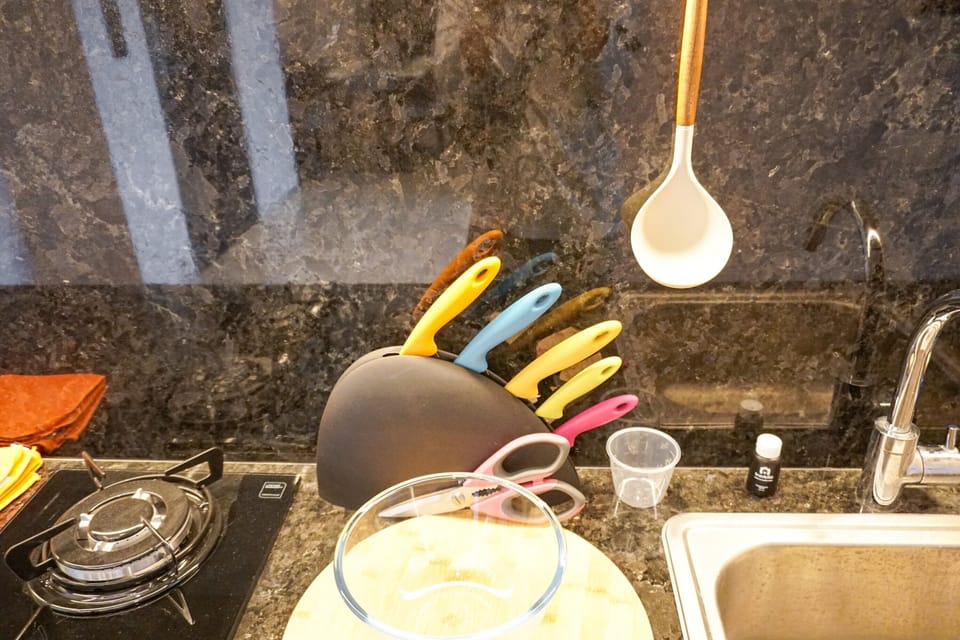 Room | Private kitchenette | Fridge, stovetop, cookware/dishes/utensils