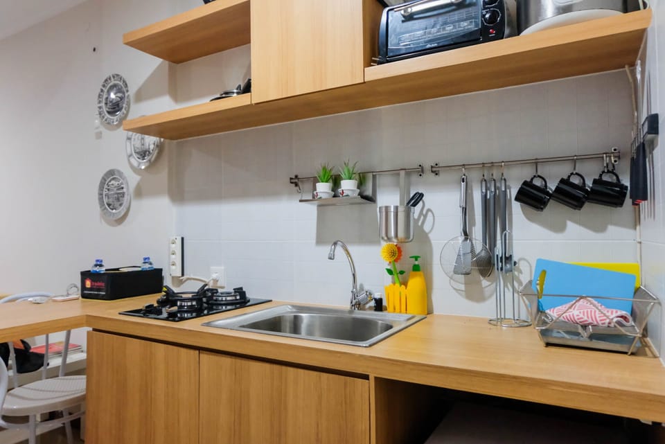 Room | Private kitchen | Fridge, stovetop, cookware/dishes/utensils