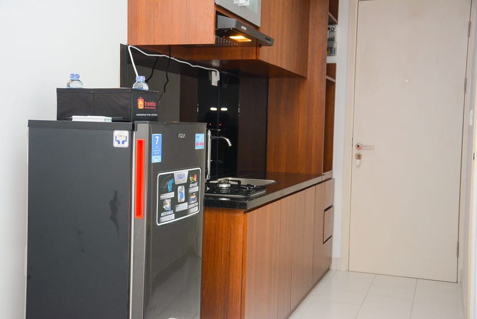 Room | Private kitchenette | Fridge, stovetop, cookware/dishes/utensils