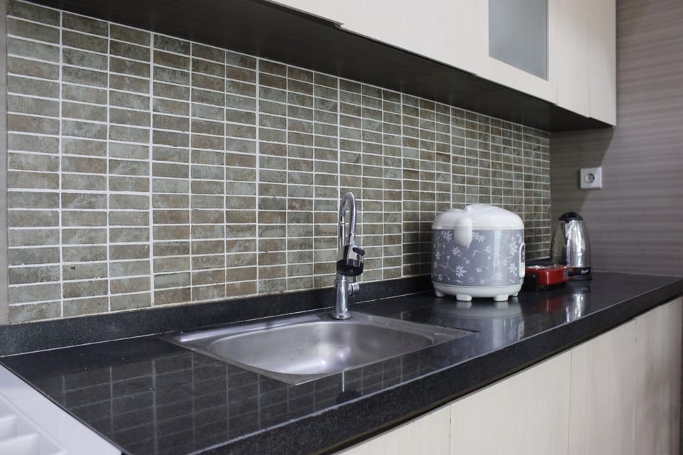 Room | Private kitchenette | Fridge, stovetop, cookware/dishes/utensils