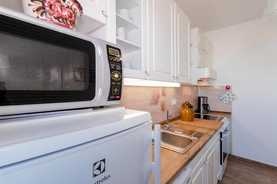 Classic Apartment (Two bedroom apartment) | Private kitchen | Fridge, cookware/dishes/utensils