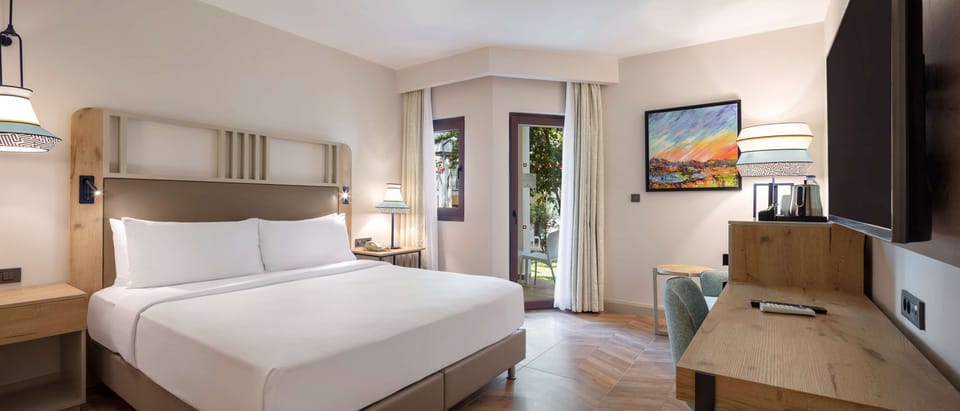 Superior Room, 1 King Bed | Minibar, in-room safe, desk, laptop workspace