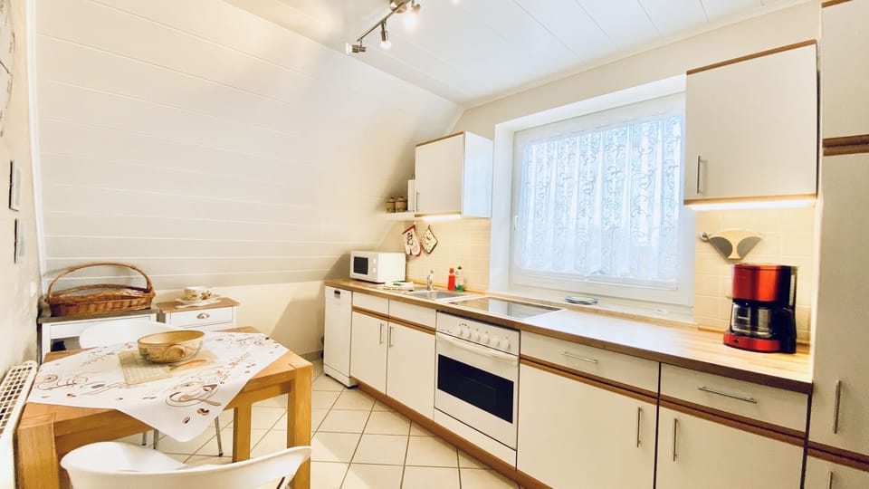 Deluxe Apartment, Private Bathroom, Garden View (Garten-1Schlafzimmer-DG) | Shared kitchen