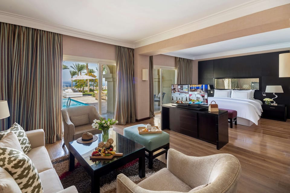 Swim-Up Suite | Free minibar, in-room safe, blackout drapes, free WiFi