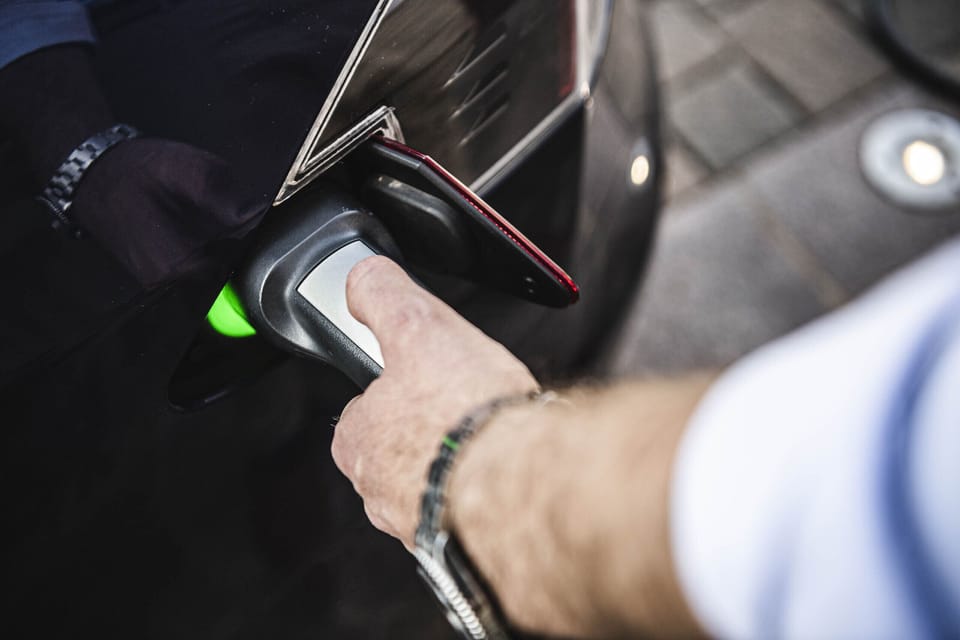 Electric vehicle charging station