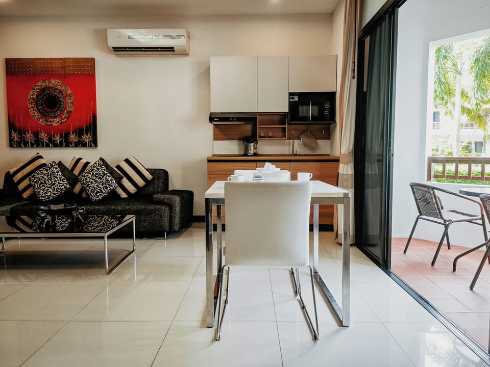 Deluxe Suite | Private kitchen | Fridge