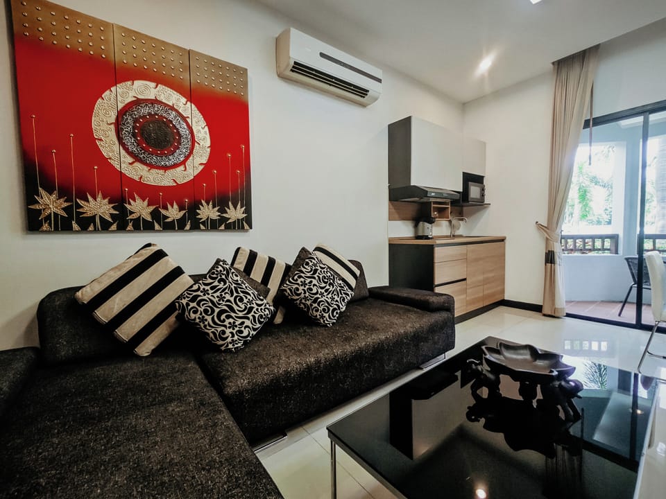 Deluxe Suite | Living area | 40-inch LCD TV with digital channels, TV