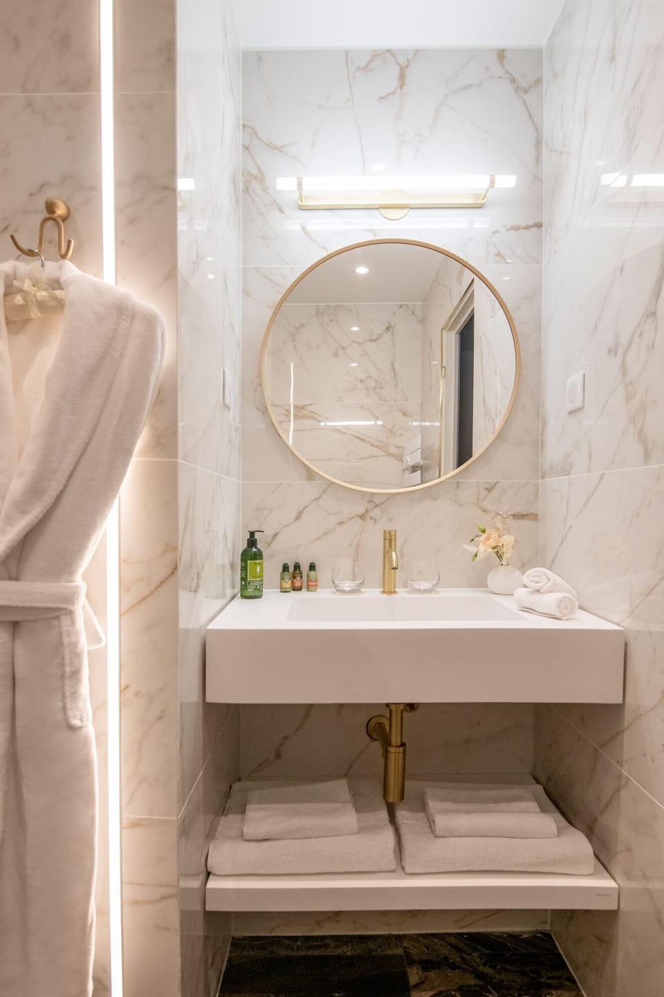 Panoramic Room, Sea View | Bathroom | Combined shower/tub, free toiletries, hair dryer, bathrobes