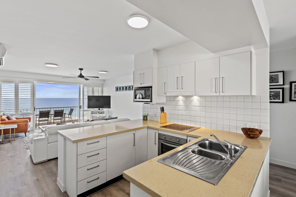 Coffee/tea maker, fridge, microwave, stovetop