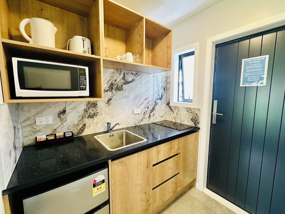 Deluxe Studio Suite | Private kitchen | Mini-fridge, microwave, stovetop, electric kettle