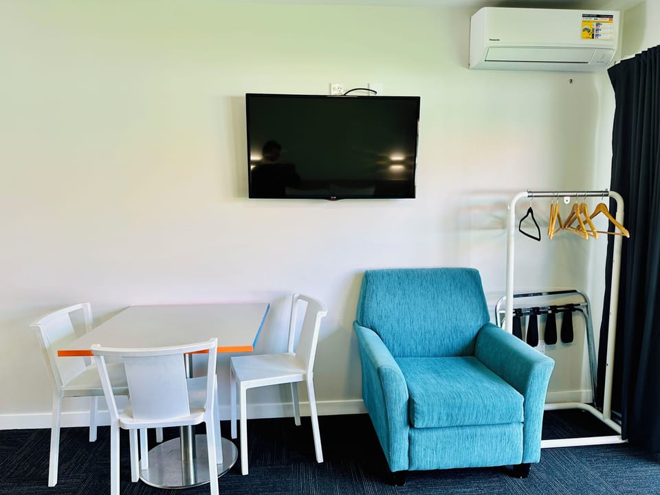Deluxe Studio Suite | Desk, iron/ironing board, free WiFi, bed sheets