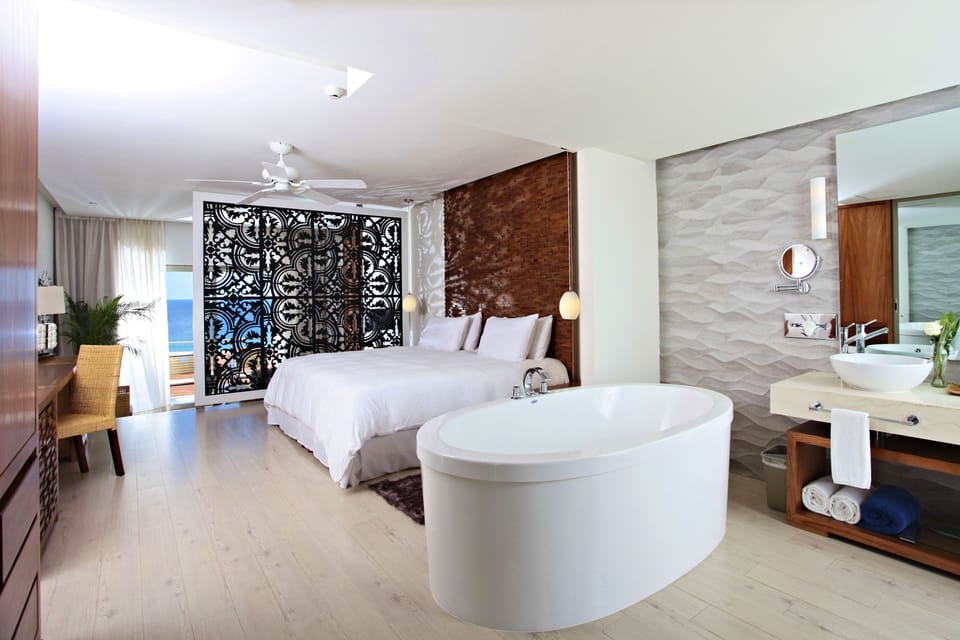 Finisterra Suite | Free minibar, in-room safe, desk, blackout drapes