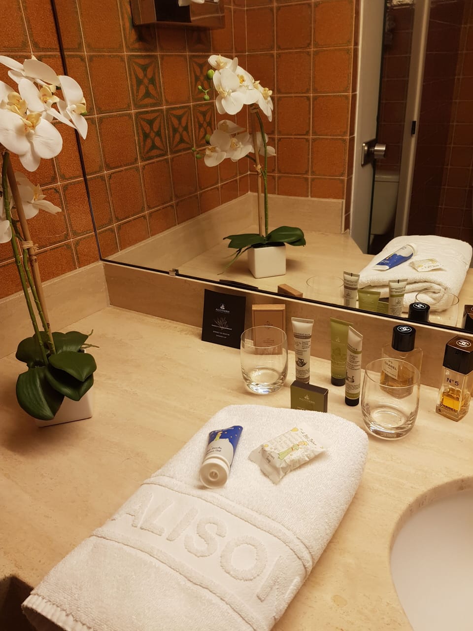 9-chambre familiale 4 personnes | Bathroom | Free toiletries, hair dryer, towels, soap