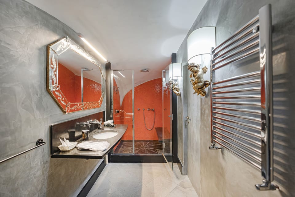 Standard Suite, 1 Queen Bed, Courtyard View | Bathroom | Free toiletries, hair dryer, bathrobes, slippers