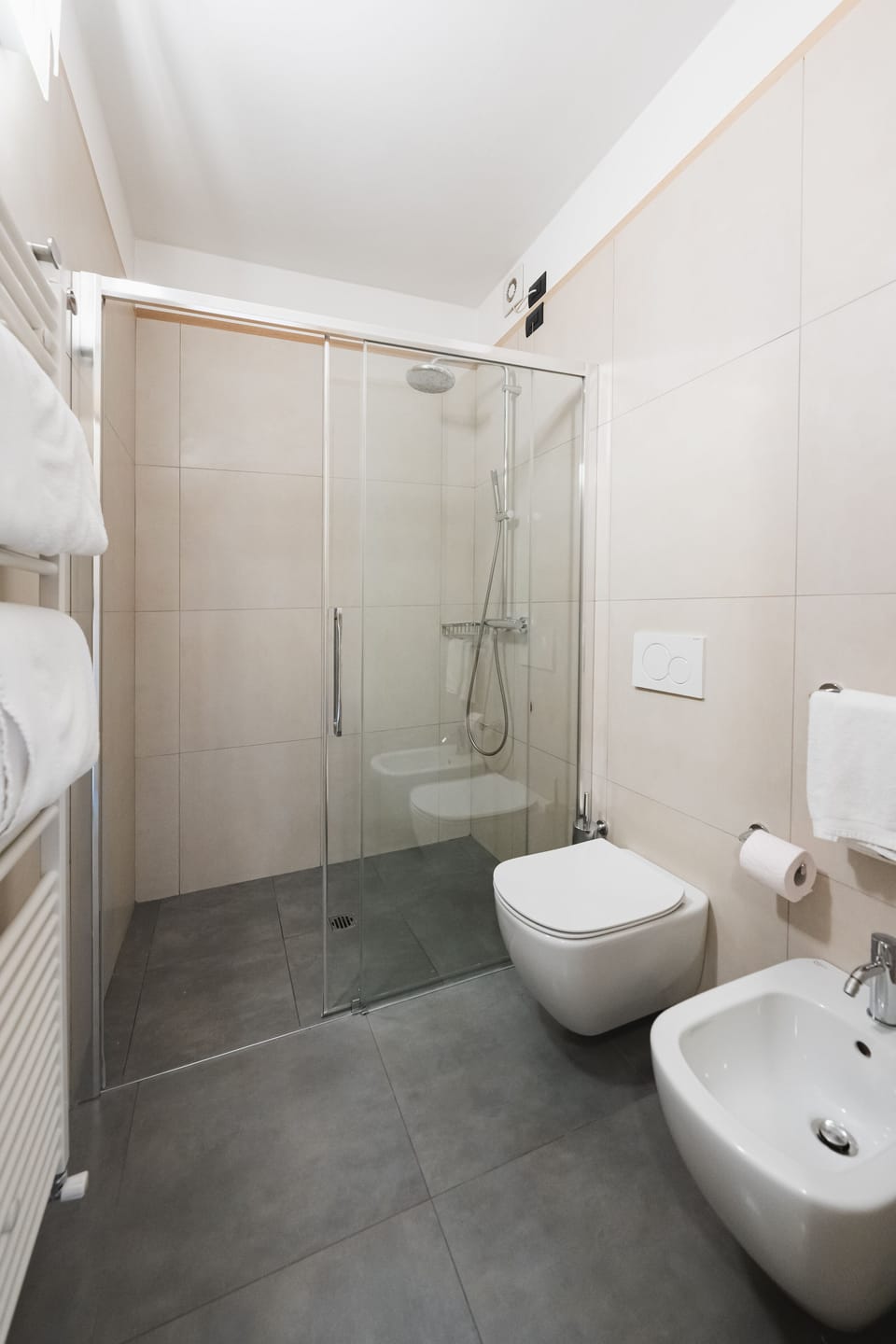 Triple Room | Bathroom | Free toiletries, hair dryer, bidet, towels