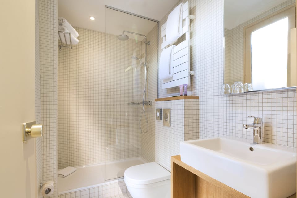 Deluxe Double Room | Bathroom | Free toiletries, hair dryer, slippers, towels