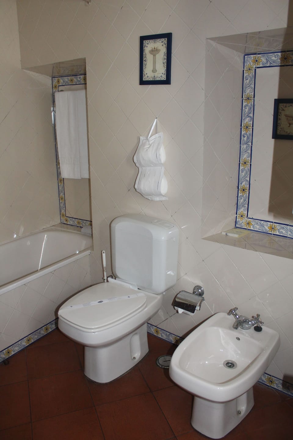 Combined shower/tub, deep soaking tub, free toiletries, hair dryer