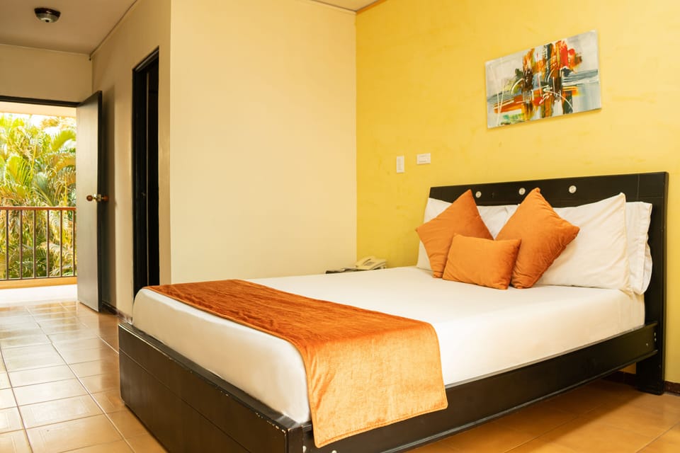 Minibar, WiFi (free), bed sheets