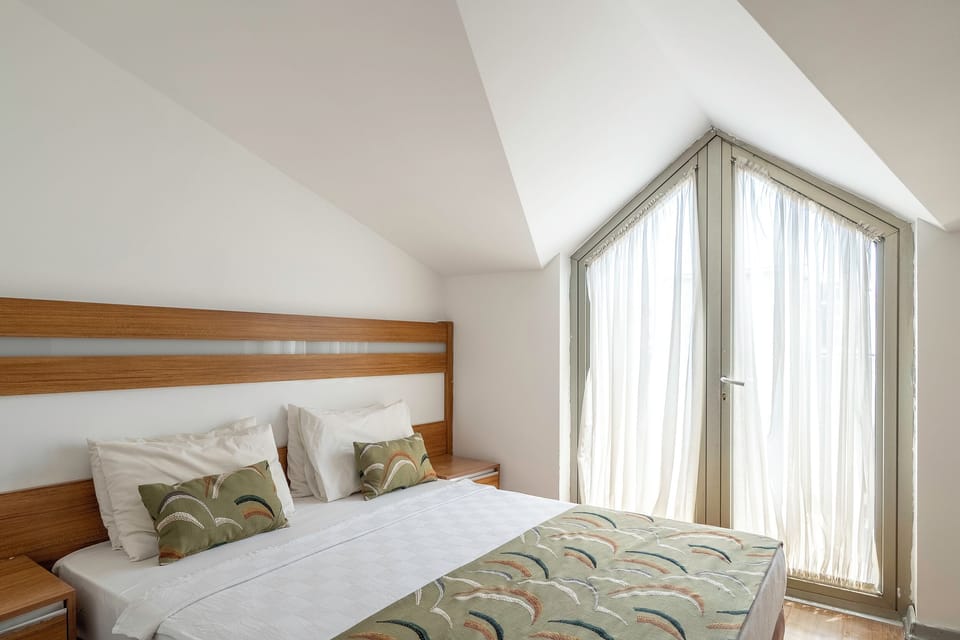 Economy Room | Premium bedding, minibar, in-room safe, blackout drapes