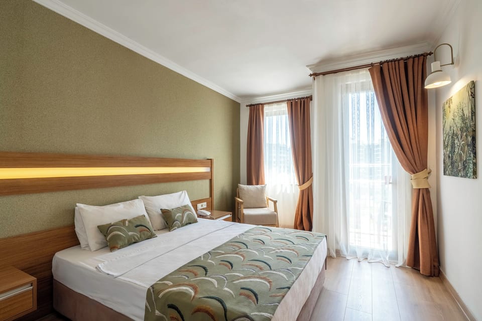 Standard Room | Premium bedding, minibar, in-room safe, blackout drapes